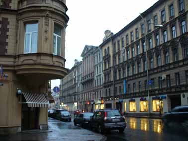  Были такие стихи: «… я пошлю извиниться на Большой восемнадцать…»  