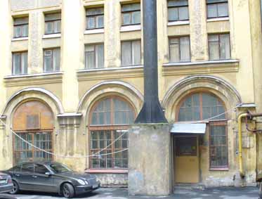 Котельная во дворе дома 6 по Адмиралтейской набережной... машин под окнами в ту пору не было 