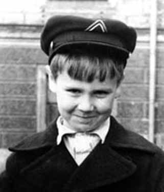  Дворовый мальчик на перДеке, сама застенчивость... 